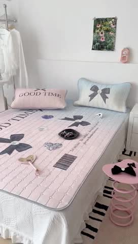 91家纺网 家纺一手货源 找家纺 昔可 2023新款方块绗缝乳胶凉席芭蕾风 钻石珍珠黑蝴蝶结