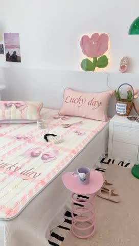 91家纺网 家纺一手货源 找家纺 昔可 2023新款方块绗缝乳胶凉席芭蕾风 幸运蝴蝶结