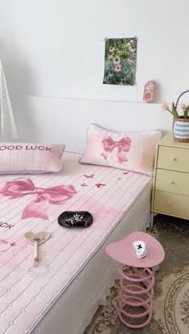 91家纺网 家纺一手货源 找家纺 昔可 2023新款方块绗缝乳胶凉席芭蕾风 夏日芭蕾粉丝带