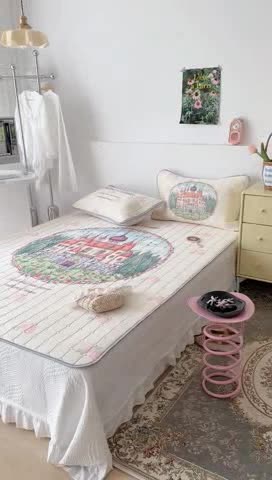 91家纺网 家纺一手货源 找家纺 昔可 2023新款方块绗缝乳胶凉席复古风 童话城堡