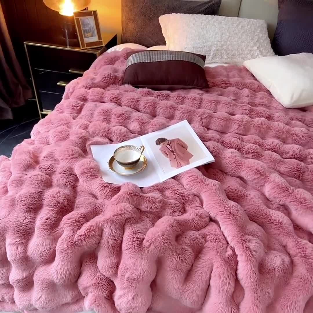 91家纺网 家纺一手货源 找家纺 凯轩毛毛毯毯子 2024新款仿皮草摩登艺术毛毯毯子 粉色
