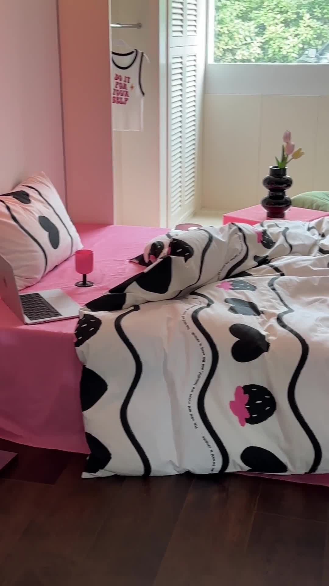 91家纺网 家纺一手货源 找家纺 昔可 2023新款夏日多巴胺全棉四件套 黑爱心草莓