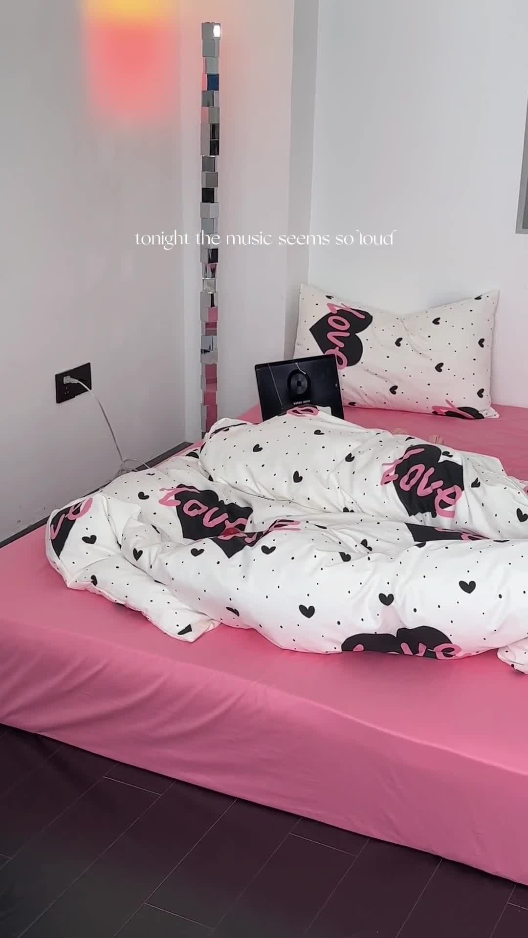 91家纺网 家纺一手货源 找家纺 昔可 2023新款夏日多巴胺全棉四件套 粉字母爱心