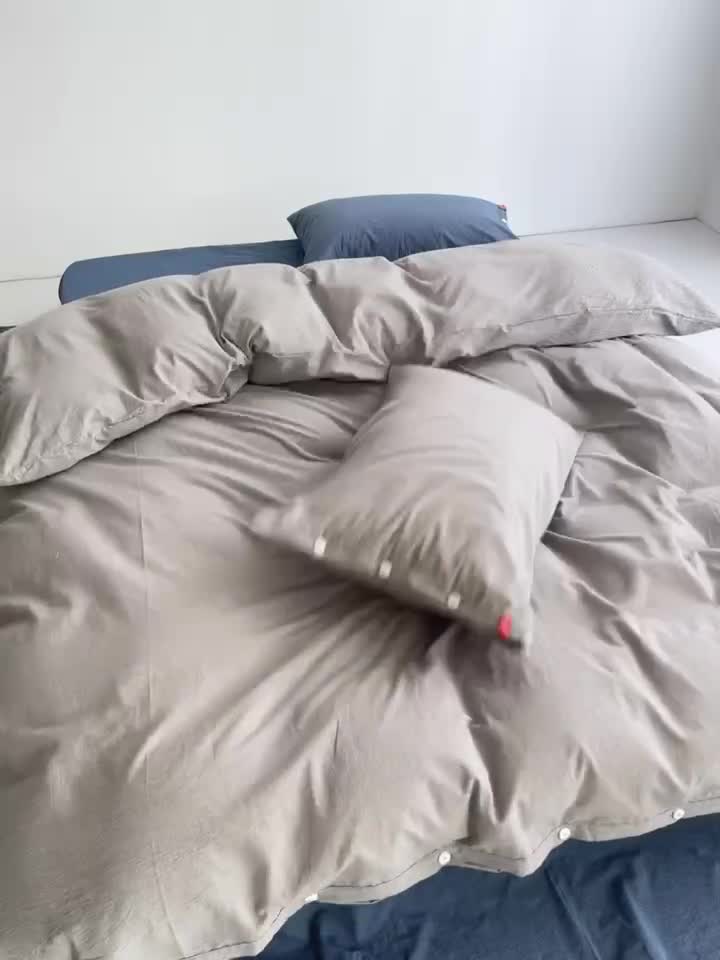 91家纺网 家纺一手货源 找家纺 安莱生活水洗棉全棉色经色纬高支高密纽扣款工艺混搭拼色四件套（系列二） 银灰+深蓝（银灰深蓝）