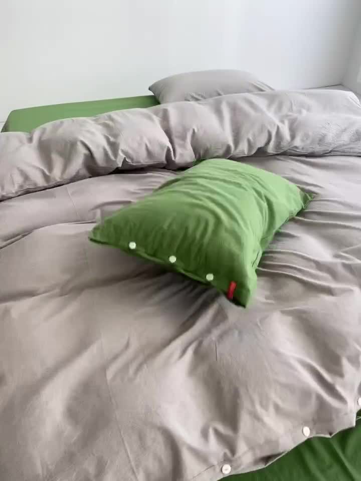 91家纺网 家纺一手货源 找家纺 安莱生活水洗棉全棉色经色纬高支高密纽扣款工艺混搭拼色四件套（系列二） 银灰+军绿（银灰军绿）