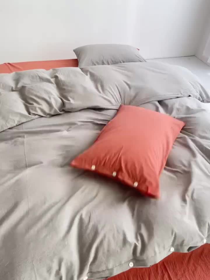 91家纺网 家纺一手货源 找家纺 安莱生活水洗棉全棉色经色纬高支高密纽扣款工艺混搭拼色四件套（系列二） 银灰+橘红（银灰橘红）