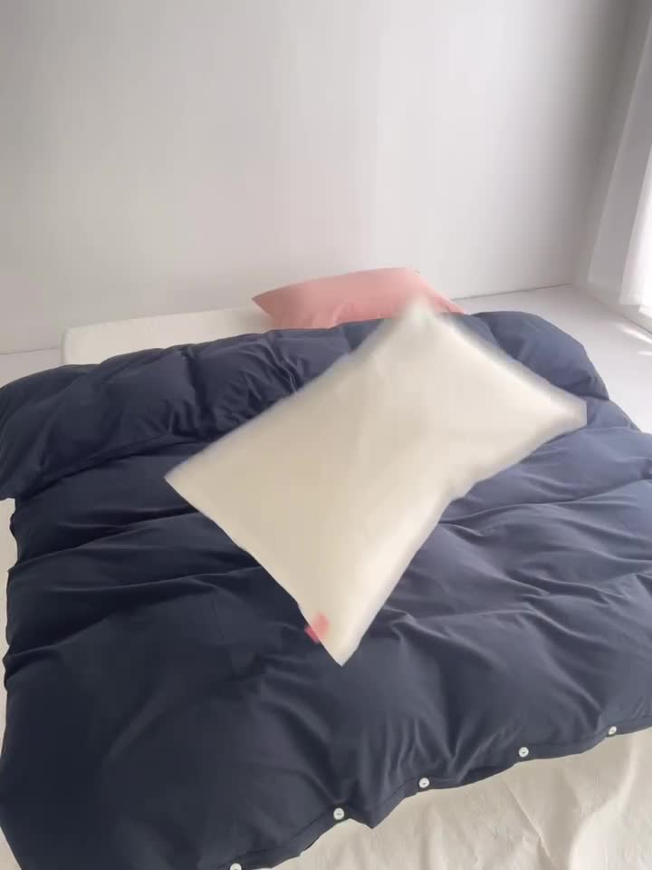 91家纺网 家纺一手货源 找家纺 安莱生活水洗棉全棉色经色纬高支高密纽扣款工艺混搭拼色四件套（系列二） 炭黑+盐白（盐白嫩粉）