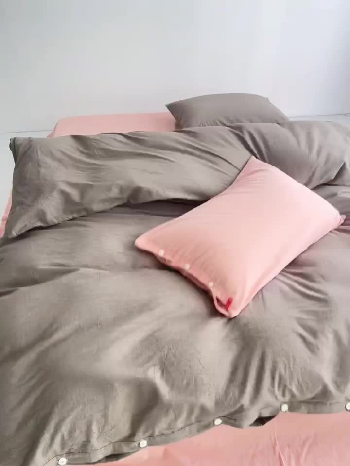 91家纺网 家纺一手货源 找家纺 安莱生活水洗棉全棉色经色纬高支高密纽扣款工艺混搭拼色四件套（系列二） 浅灰+嫩粉（浅灰嫩粉）