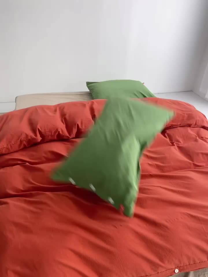 91家纺网 家纺一手货源 找家纺 水洗棉全棉纽扣款工艺混搭拼色四件套（系列二） 砖红+米驼（军绿军绿）