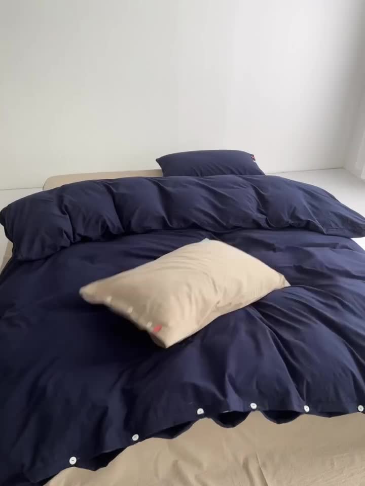 91家纺网 家纺一手货源 找家纺 安莱生活水洗棉全棉色经色纬高支高密纽扣款工艺混搭拼色四件套（系列二） 藏青+卡其（藏青卡其）