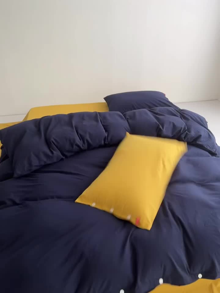 91家纺网 家纺一手货源 找家纺 安莱生活水洗棉全棉色经色纬高支高密纽扣款工艺混搭拼色四件套（系列二） 藏青+姜黄（藏青姜黄）