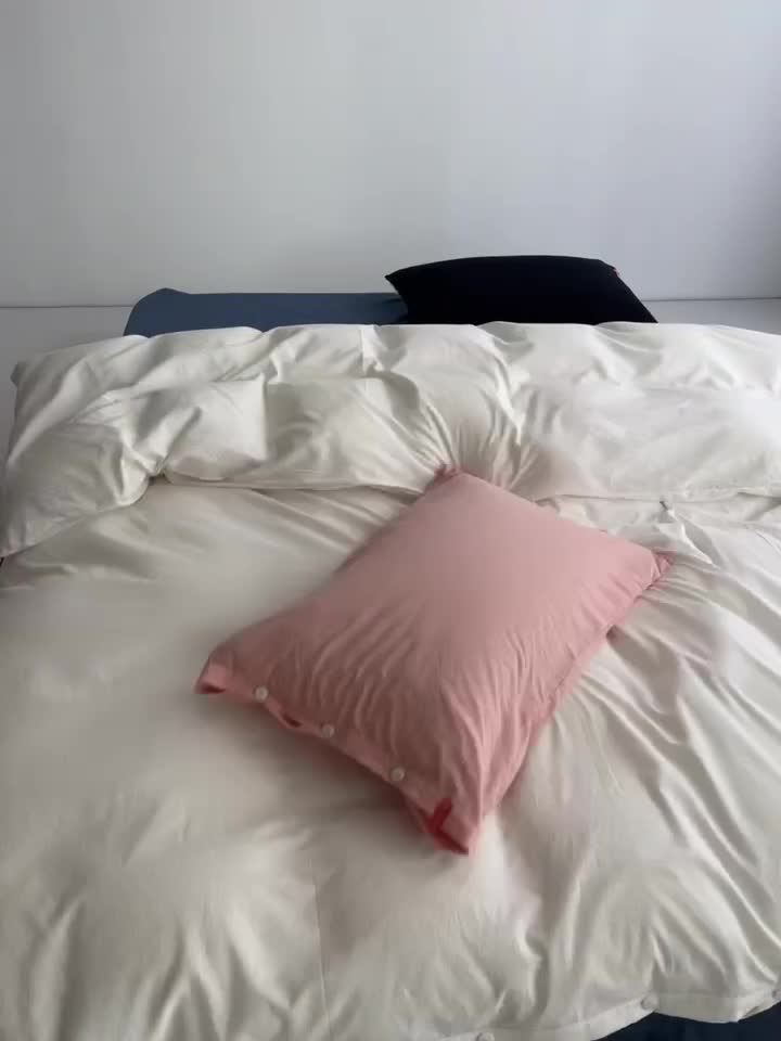 91家纺网 家纺一手货源 找家纺 水洗棉全棉纽扣款工艺混搭拼色四件套（系列一） 盐白+深蓝（嫩粉炭黑）