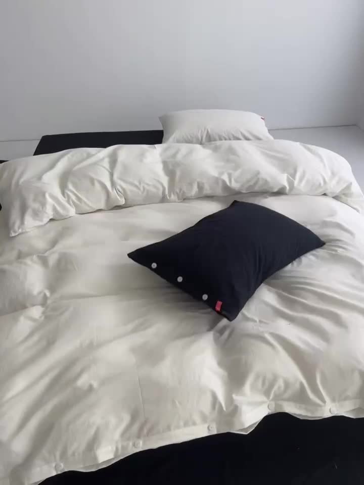 91家纺网 家纺一手货源 找家纺 水洗棉全棉纽扣款工艺混搭拼色四件套（系列一） 盐白+炭黑（盐白炭黑）