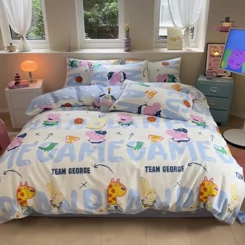 91家纺网 家纺一手货源 找家纺 金爱家 2023新款小猪佩奇正版授权纯棉印花系列四件套 小猪佩奇-运动佩奇