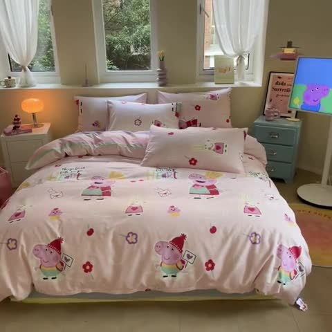 91家纺网 家纺一手货源 找家纺 金爱家 2023新款小猪佩奇正版授权纯棉印花系列四件套 小猪佩奇-可爱佩奇
