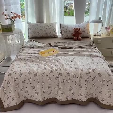 91家纺网 家纺一手货源 找家纺 慕尚家纺 2025新款A类超柔双层纱针织夏被四件套 可爱棕熊