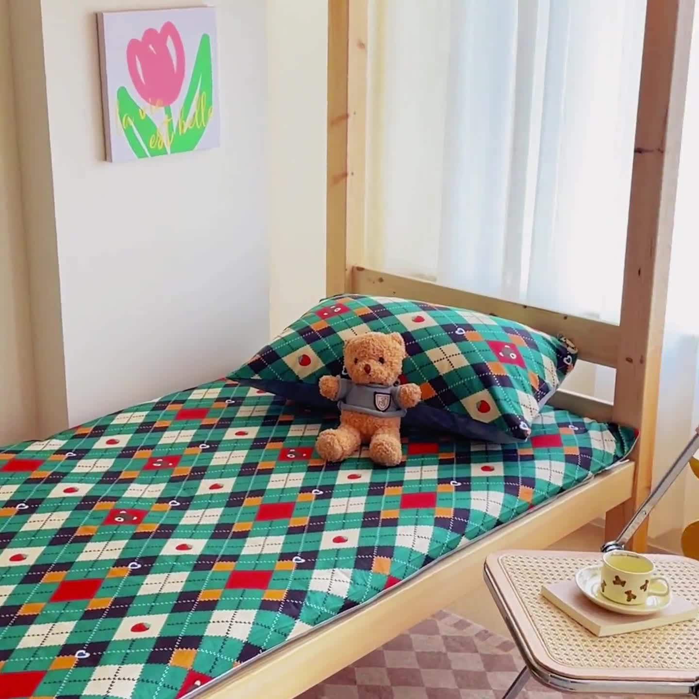 91家纺网 家纺一手货源 找家纺 金丝鸟 2023新款全棉加水晶绒棉加绒床垫套 菱格爱心熊