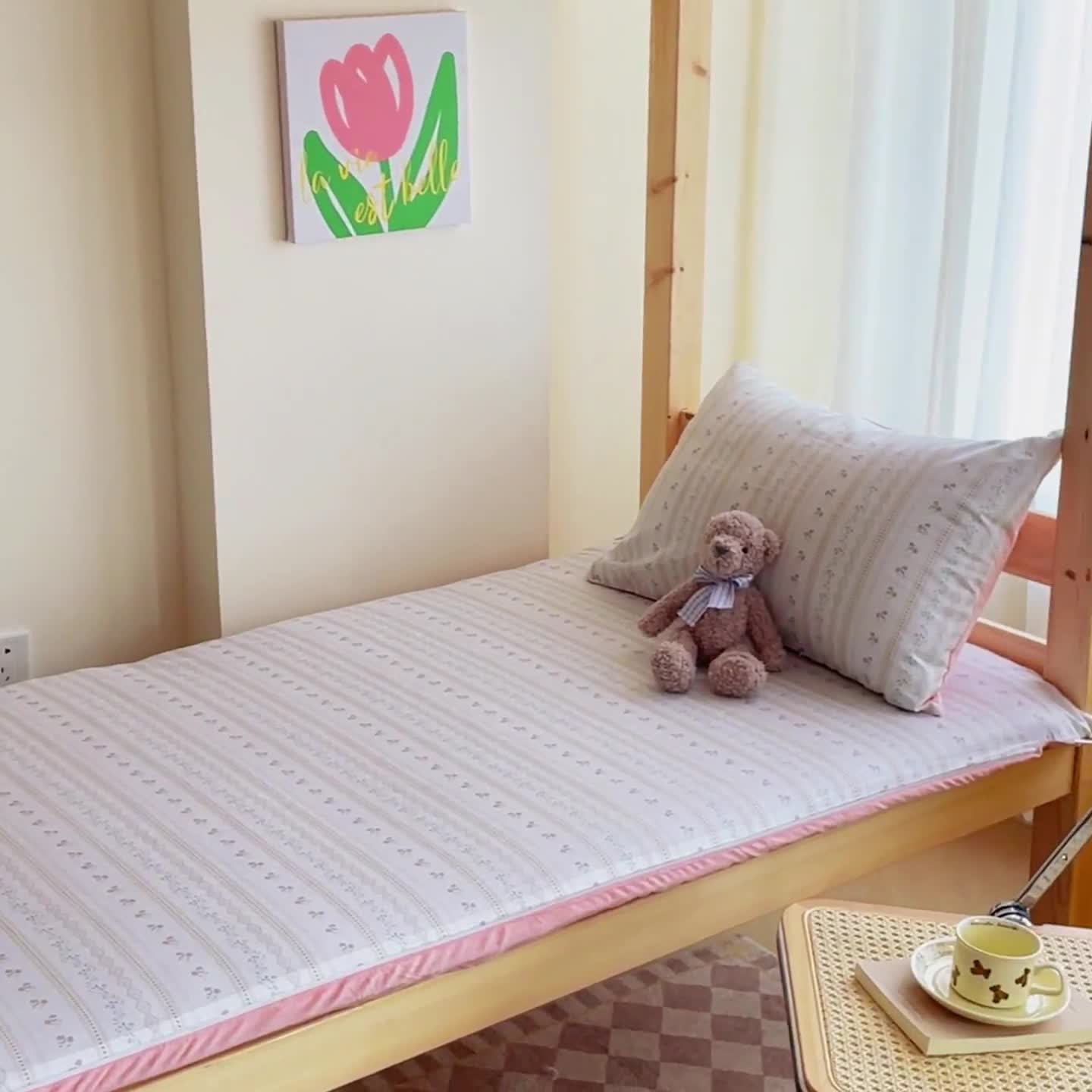 91家纺网 家纺一手货源 找家纺 金丝鸟 2023新款全棉加水晶绒棉加绒床垫套 烟雨枫间