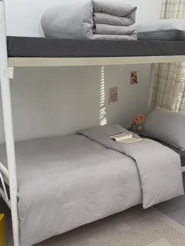 91家纺网 家纺一手货源 找家纺 柠萌 2025新款A类全棉色织水洗棉学生宿舍上下铺全棉三件套 灰极细条