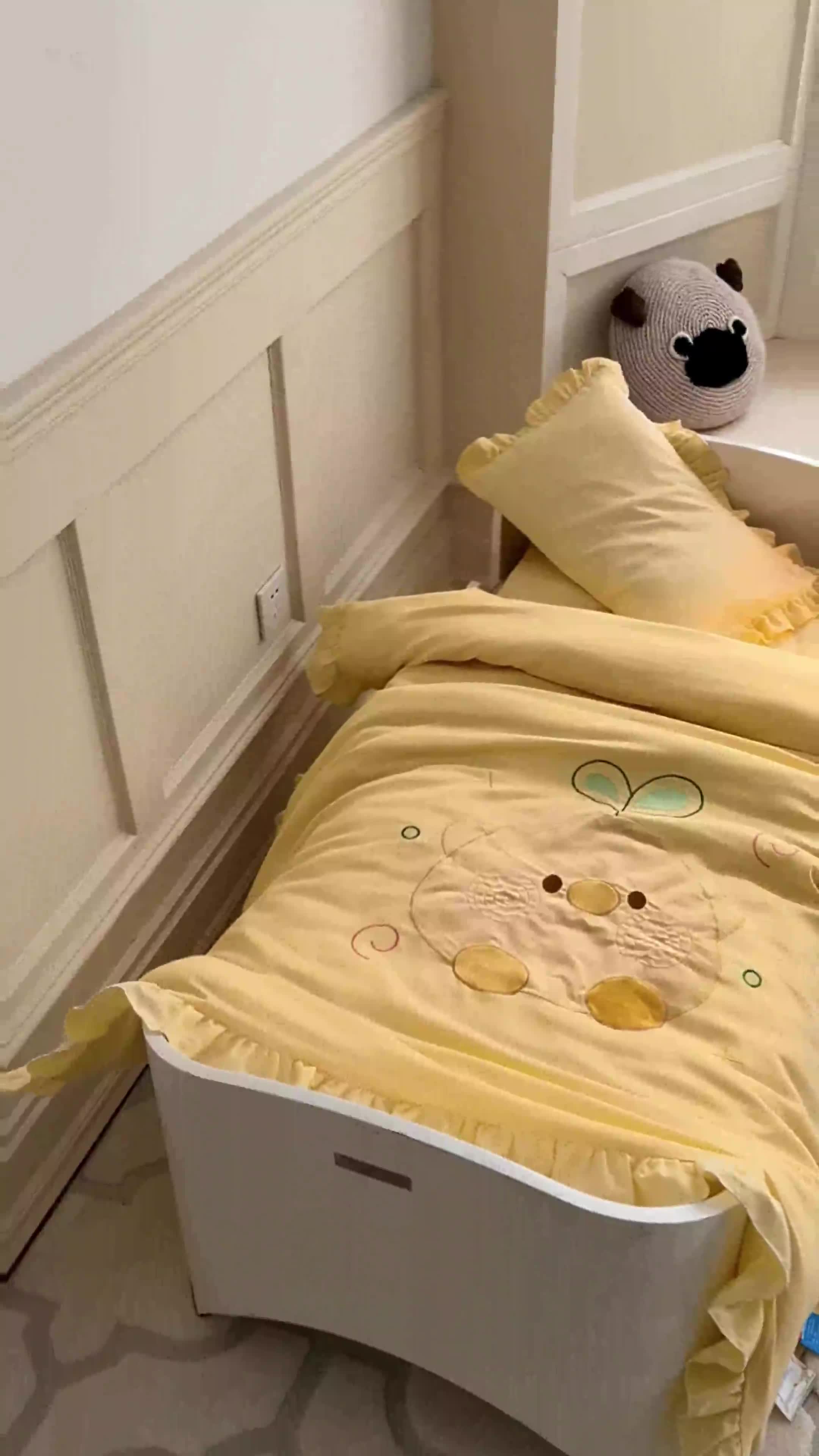 91家纺网 家纺一手货源 找家纺 喜多兔 2023新款纯棉双层纱绣花幼儿园三件套 黄色Q小鸡