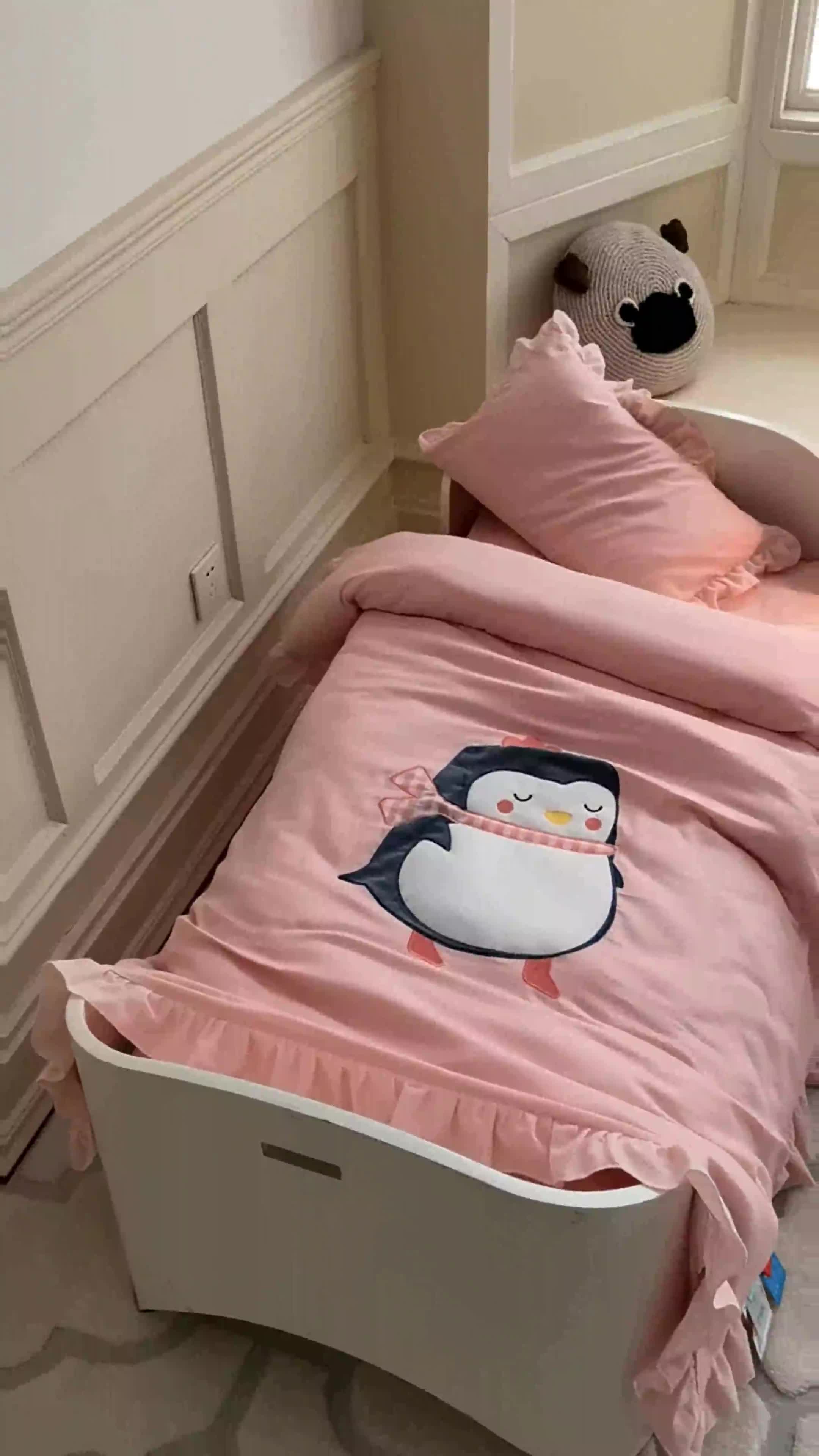 91家纺网 家纺一手货源 找家纺 喜多兔 2023新款纯棉双层纱绣花幼儿园三件套 粉色萌企鹅