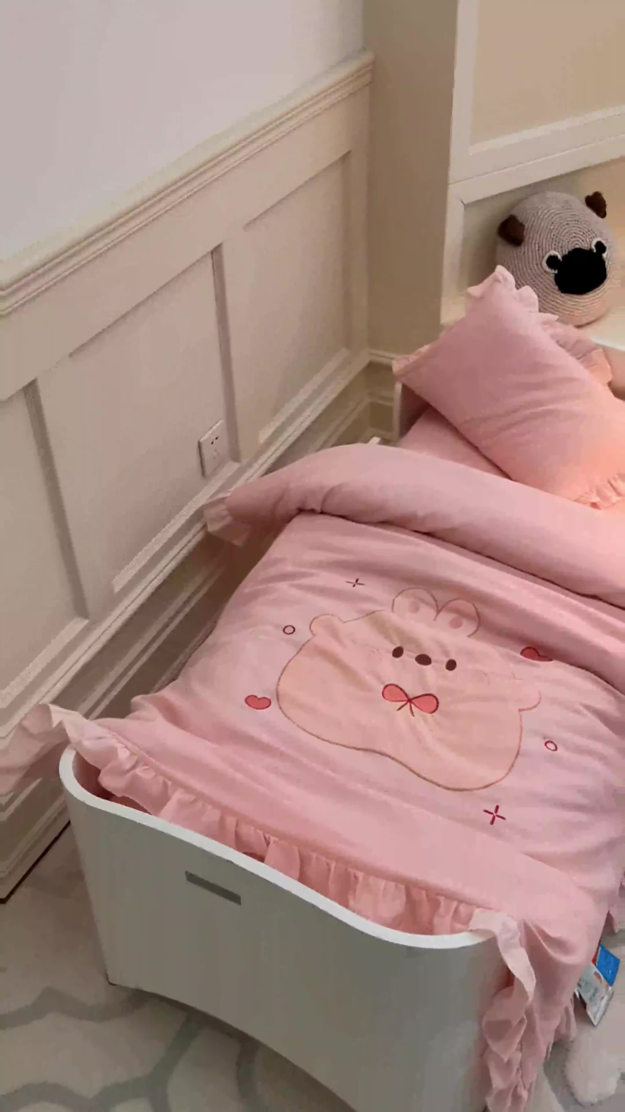 91家纺网 家纺一手货源 找家纺 喜多兔 2023新款纯棉双层纱绣花幼儿园三件套 粉色Q小兔