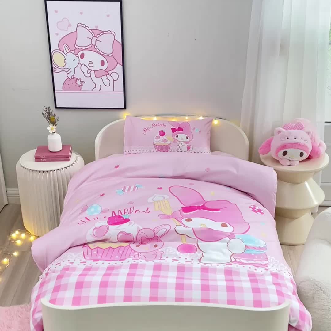 91家纺网 家纺一手货源 找家纺 蘭菲 2023新款幼儿园全棉印染三丽鸥全棉大版卡通三件套 节日快乐