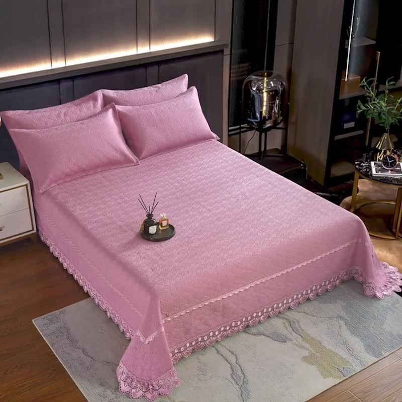 91家纺网 家纺一手货源 找家纺 OL家纺 2023新款全棉水溶花边素色床盖夹棉三件套 玫红