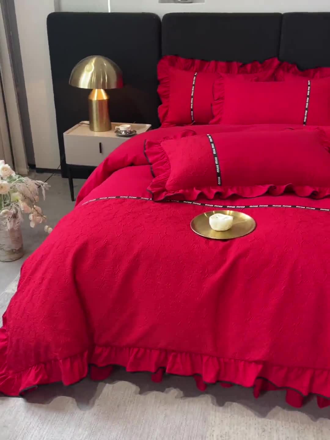 91家纺网 家纺一手货源 找家纺 乐卧家居 2026新款时尚压花撞色织带荷叶边四件套-丽可系列 丽可-红