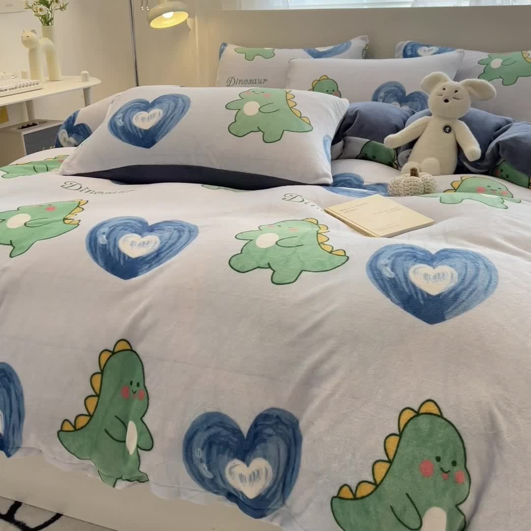 91家纺网 家纺一手货源 找家纺 芃成 2023新款牛奶绒印花单被套 爱心恐龙