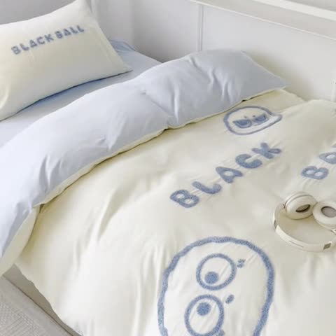 91家纺网 家纺一手货源 找家纺 眠帛 2023新款水洗棉毛巾绣煤球系列学生三件套六件套 煤球天空蓝