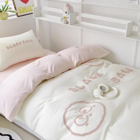 91家纺网 家纺一手货源 找家纺 眠帛 2023新款水洗棉毛巾绣煤球系列学生三件套六件套 煤球奶油粉