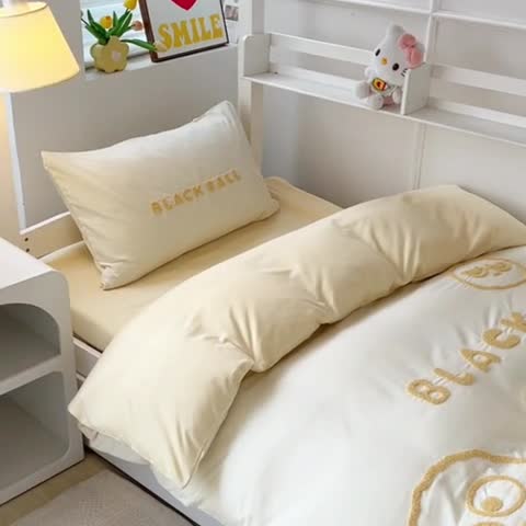 91家纺网 家纺一手货源 找家纺 眠帛 2023新款水洗棉毛巾绣煤球系列学生三件套六件套 煤球奶黄