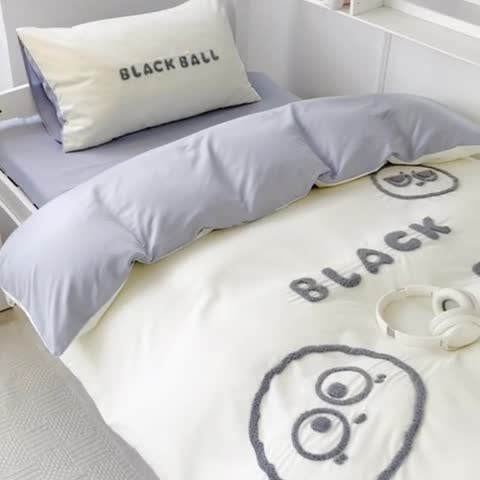 91家纺网 家纺一手货源 找家纺 眠帛 2023新款水洗棉毛巾绣煤球系列学生三件套六件套 煤球蓝灰