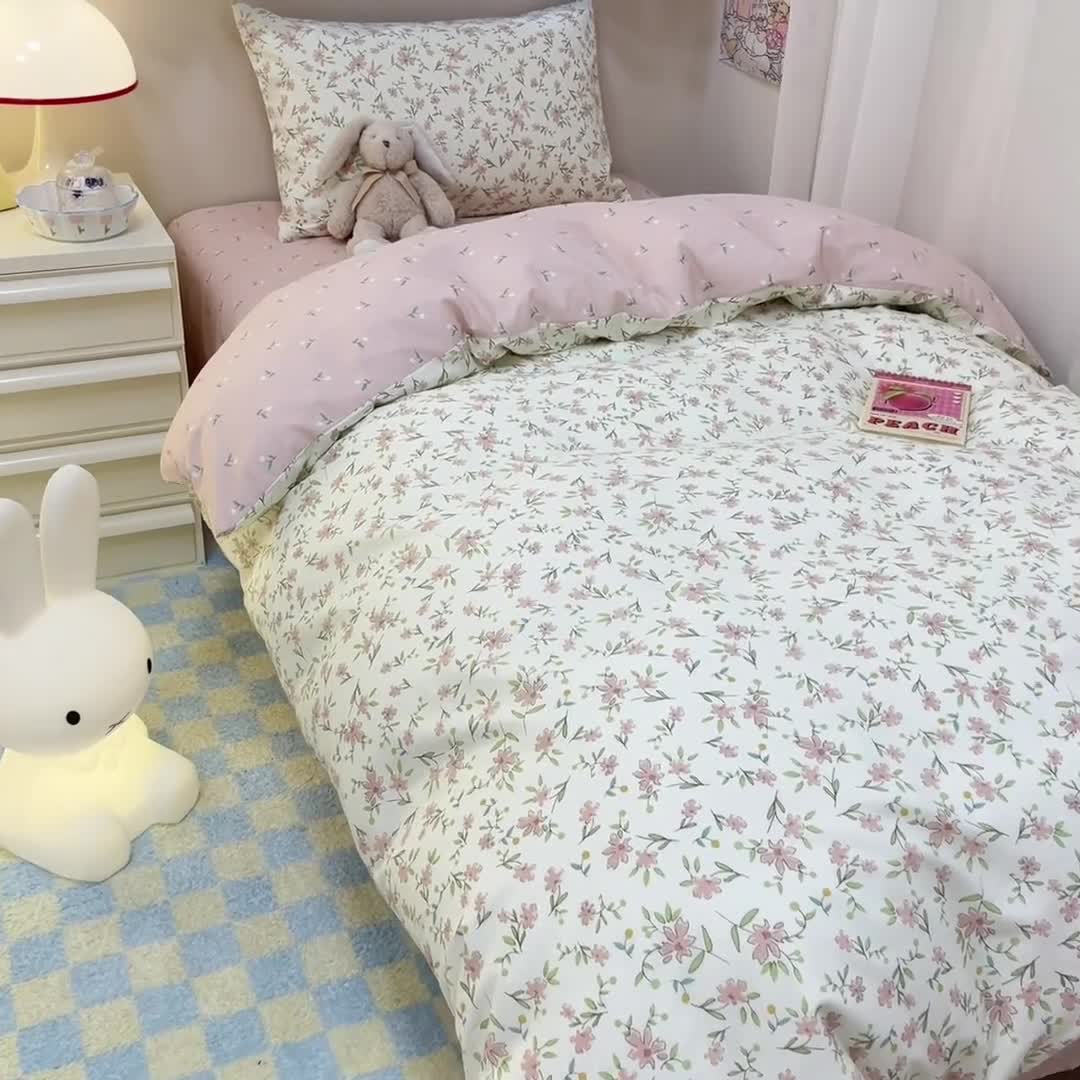 91家纺网 家纺一手货源 找家纺 简宜13070纯棉全棉40支斜纹卡通小清新学生床三件套四件套 倩影粉