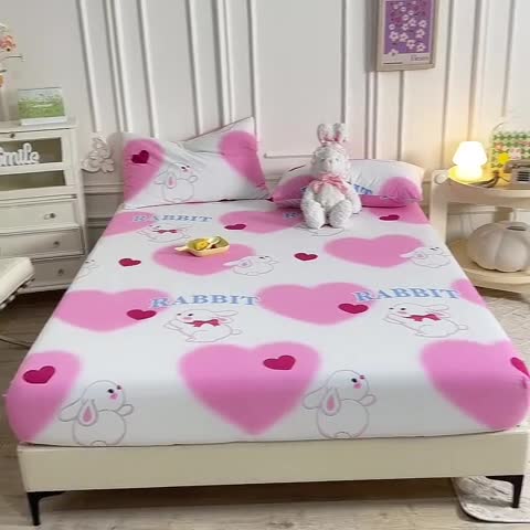 91家纺网 家纺一手货源 找家纺 甜之梦 2025新款针织棉印花单品床笠 粉红爱心兔