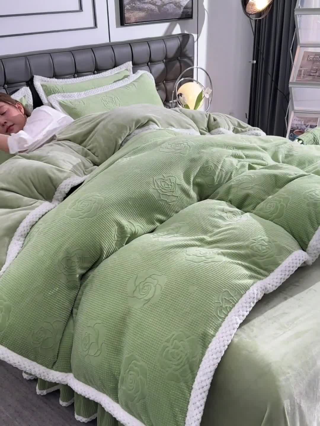 91家纺网 家纺一手货源 找家纺 馨梦缘 2025轻奢宽边纯色A类牛奶绒雕花四件套 贵族-山茶花苹果绿