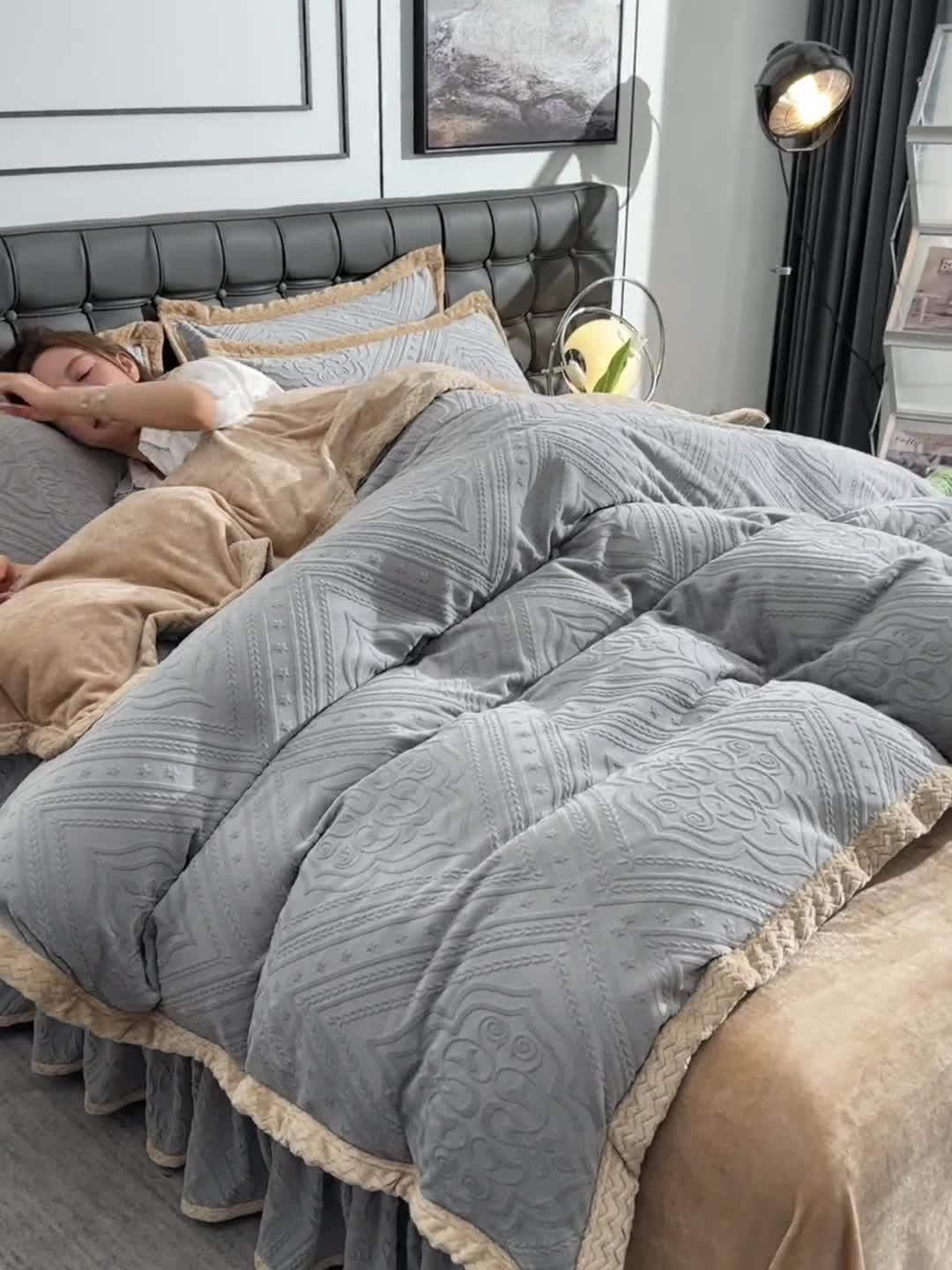 91家纺网 家纺一手货源 找家纺 馨梦缘 2025新款轻奢宽边纯色A类牛奶绒雕花四件套 欧式-温馨绅士灰