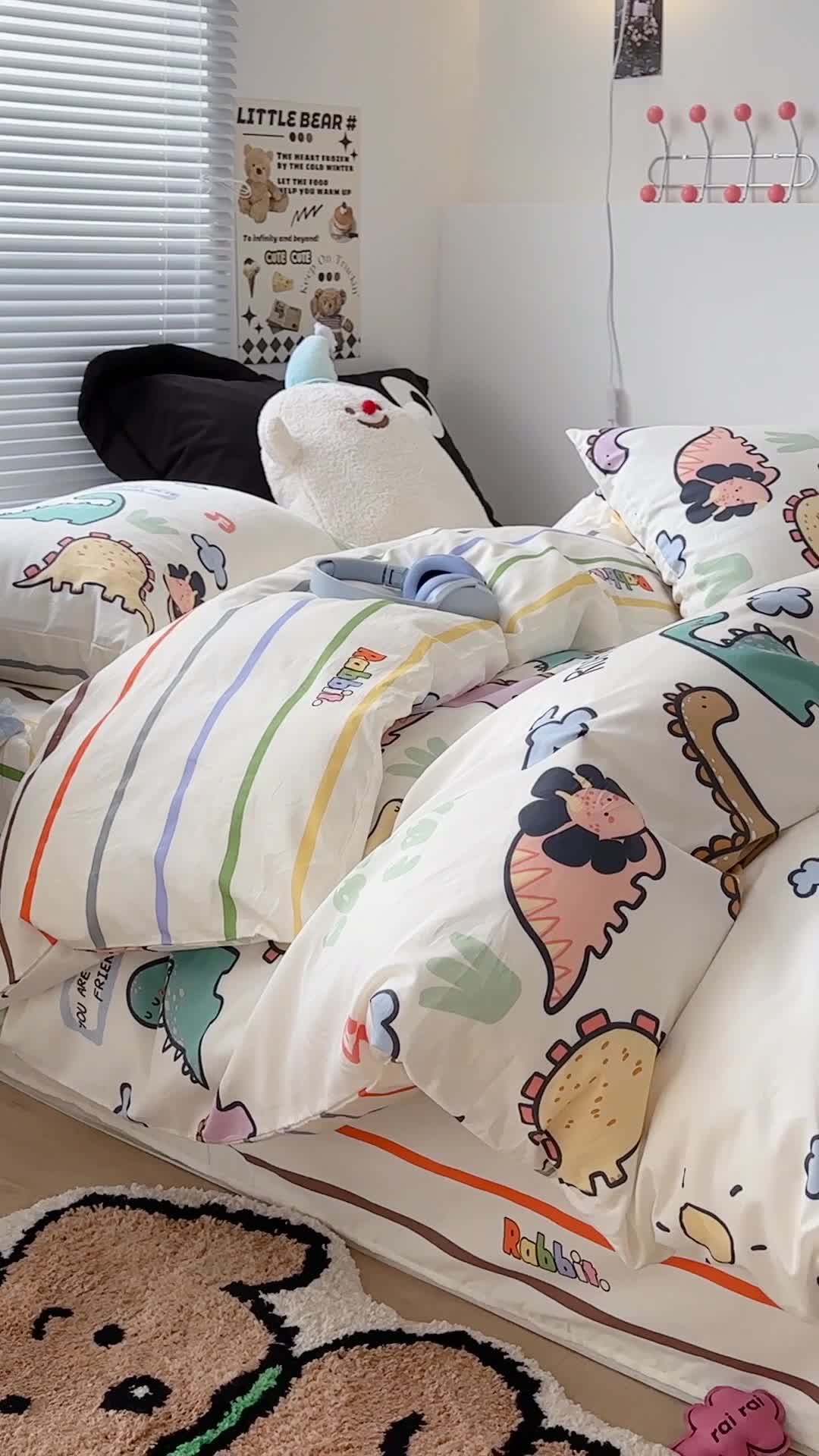 91家纺网 家纺一手货源 找家纺 昔可 2023新款学生季卡通普通款四件套 彩条恐龙