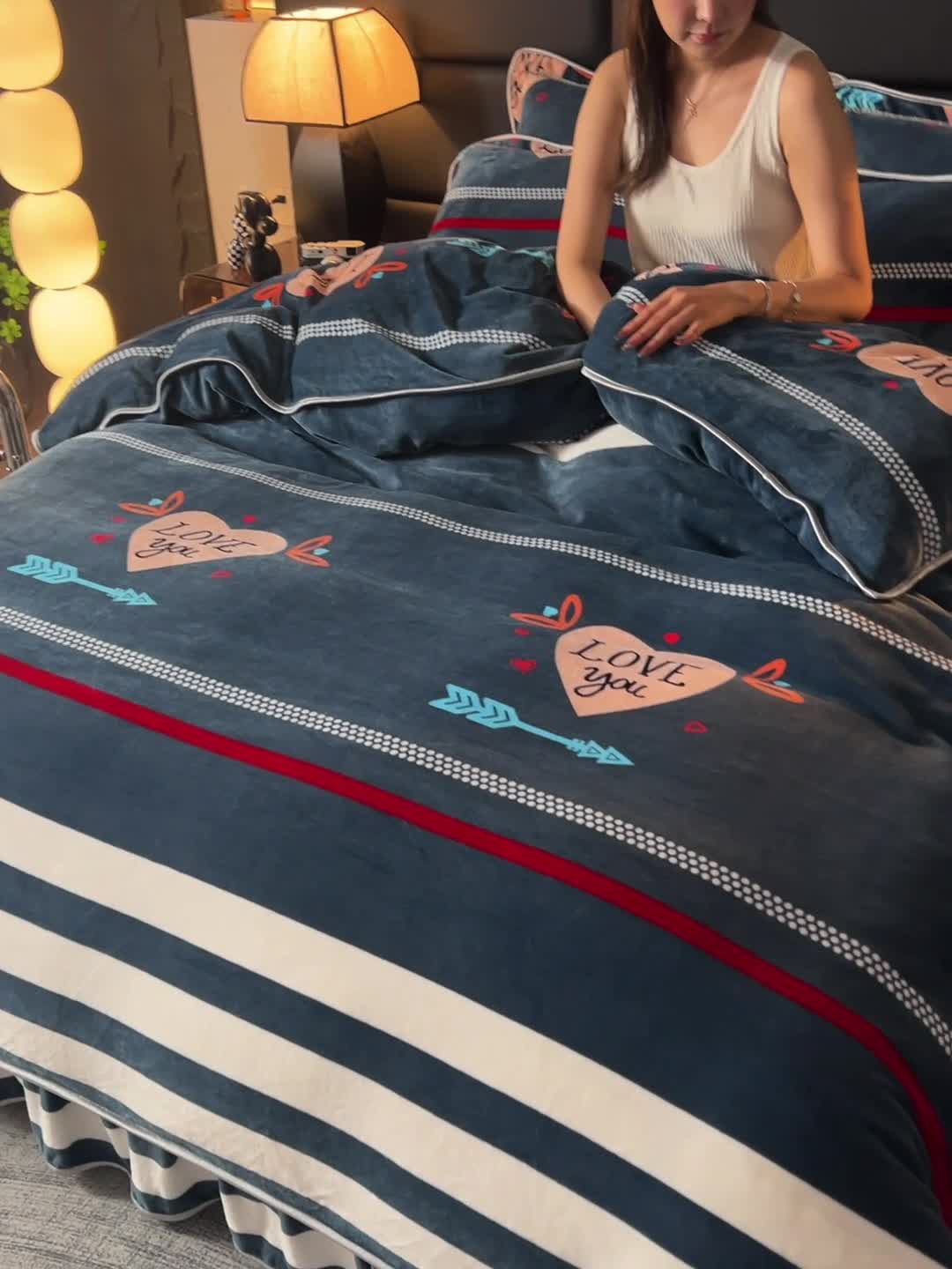 91家纺网 家纺一手货源 找家纺 芯诗曼2025新款8.5斤直播热款高克重牛奶绒法莱绒水晶金貂法莱绒四件套 爱心箭