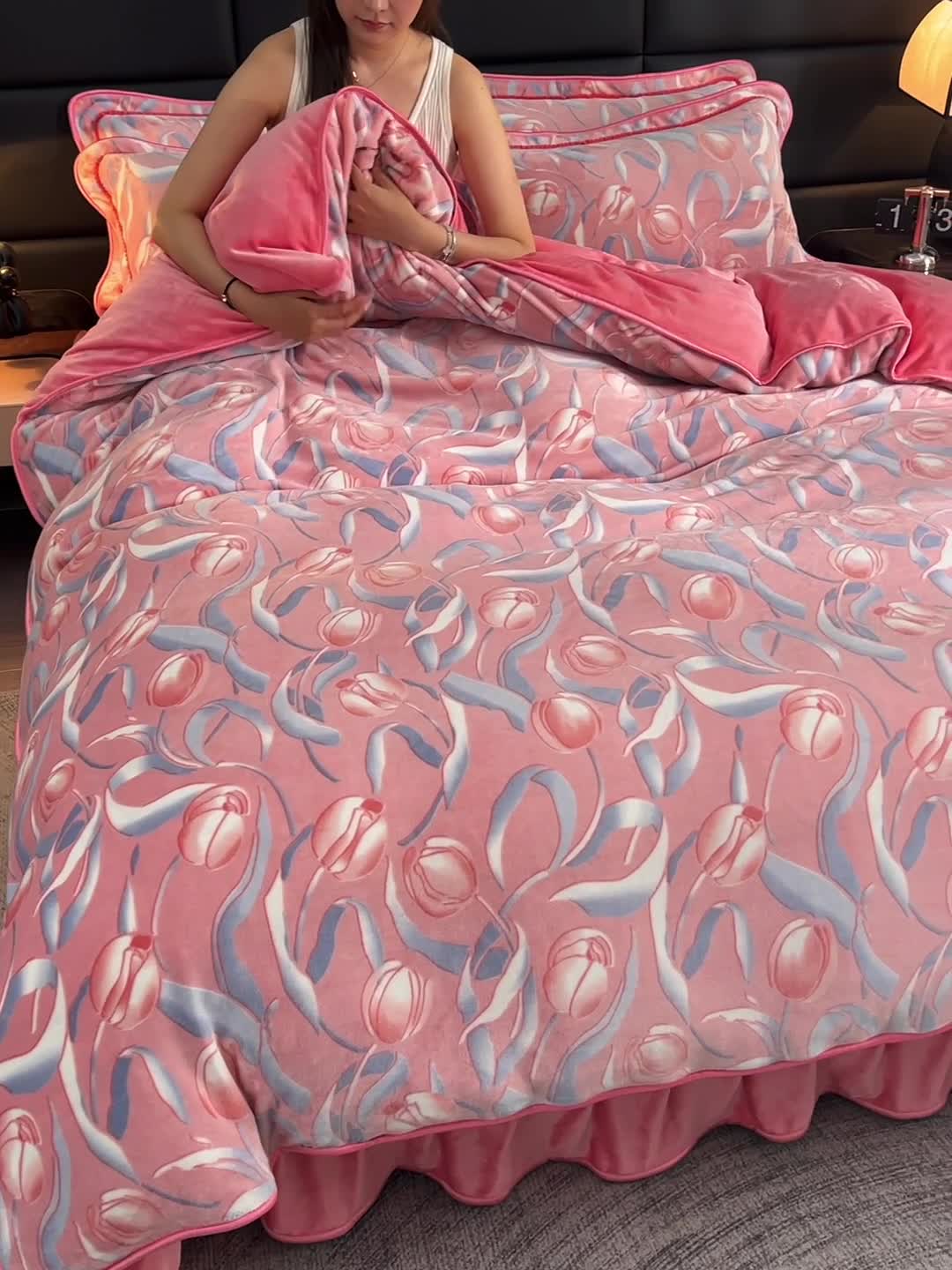 91家纺网 家纺一手货源 找家纺 芯诗曼2025新款8.5斤直播热款高克重牛奶绒法莱绒水晶金貂法莱绒四件套 郁金香