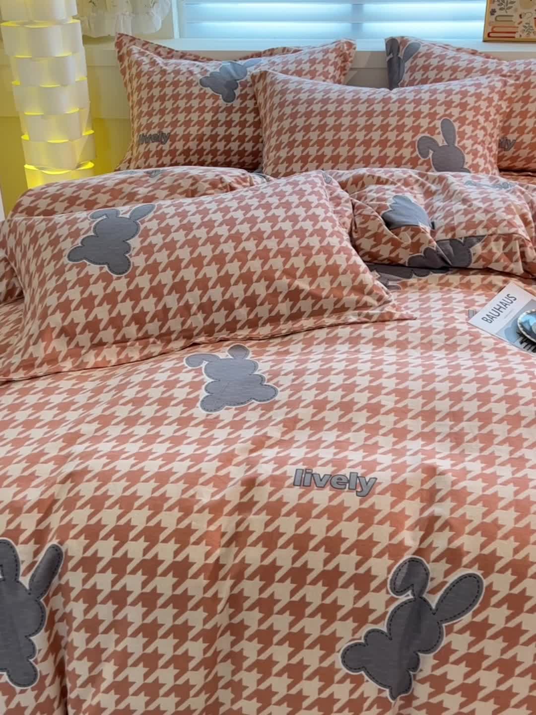 91家纺网 家纺一手货源 找家纺 品乐家纺 2023新款全棉喷气磨毛印花四件套 时尚风标-豆沙