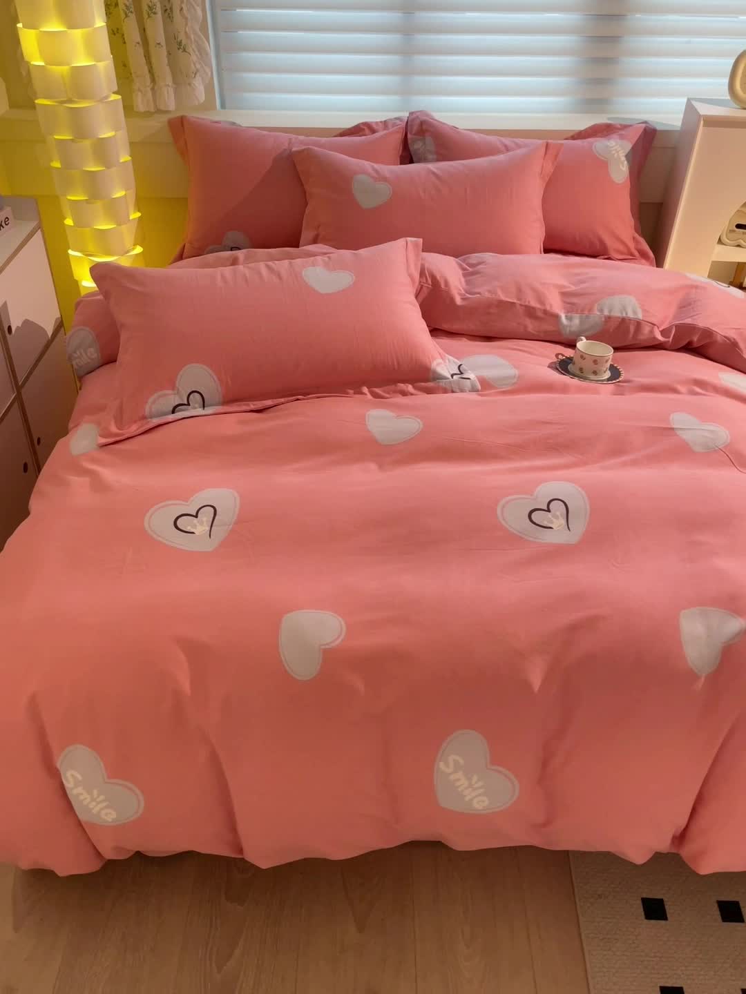 91家纺网 家纺一手货源 找家纺 品乐家纺 2023新款全棉喷气磨毛印花四件套 微笑天使-粉