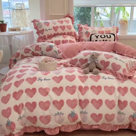 91家纺网 家纺一手货源 找家纺 吾欢心 2024新款韩版花边牛奶绒四件套 爱心草莓