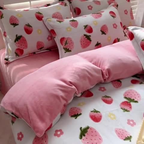 91家纺网 家纺一手货源 找家纺 百寐 2023新款加厚牛奶绒小清新可爱花卉卡通保暖学生三四件套 草莓派