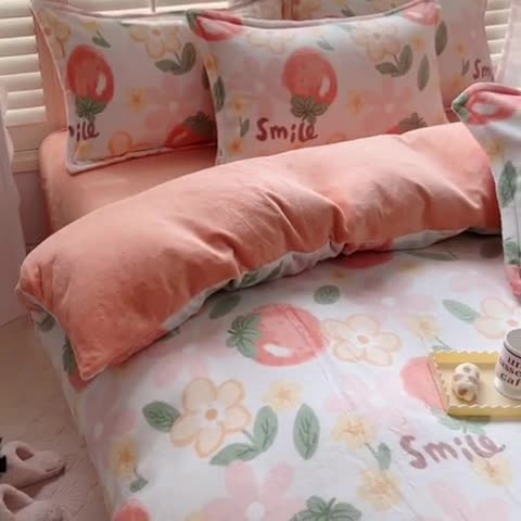 91家纺网 家纺一手货源 找家纺 百寐 2023新款加厚牛奶绒小清新可爱花卉卡通保暖学生三四件套 草莓季