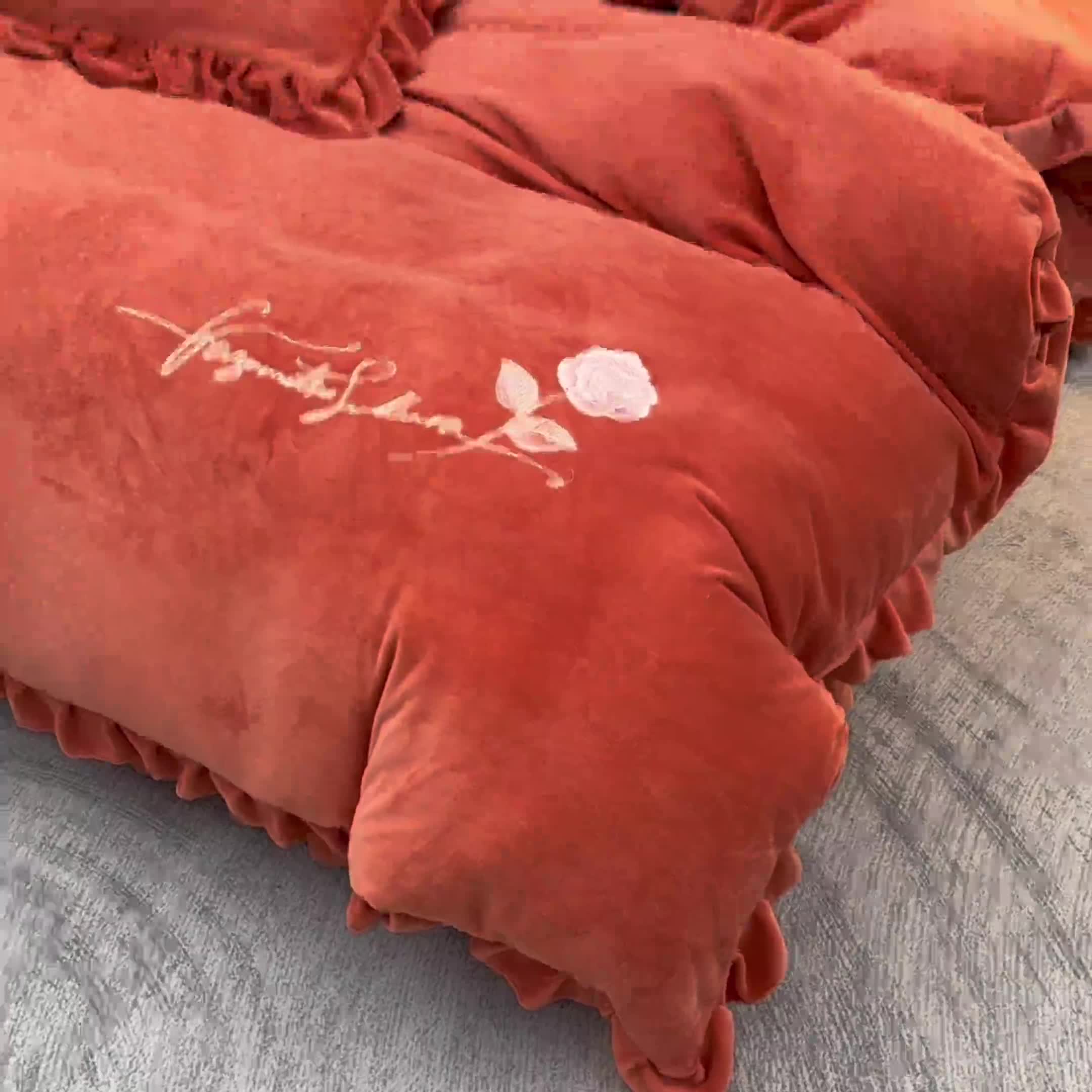 91家纺网 家纺一手货源 找家纺 绣女坊 2024新款韩版花边绣花牛奶绒四件套 橘色