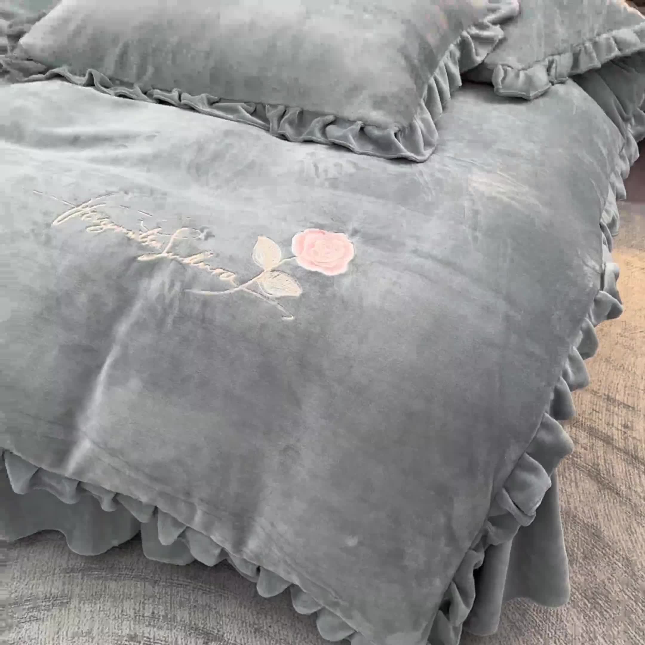 91家纺网 家纺一手货源 找家纺 绣女坊 2024新款韩版花边绣花牛奶绒四件套 灰色