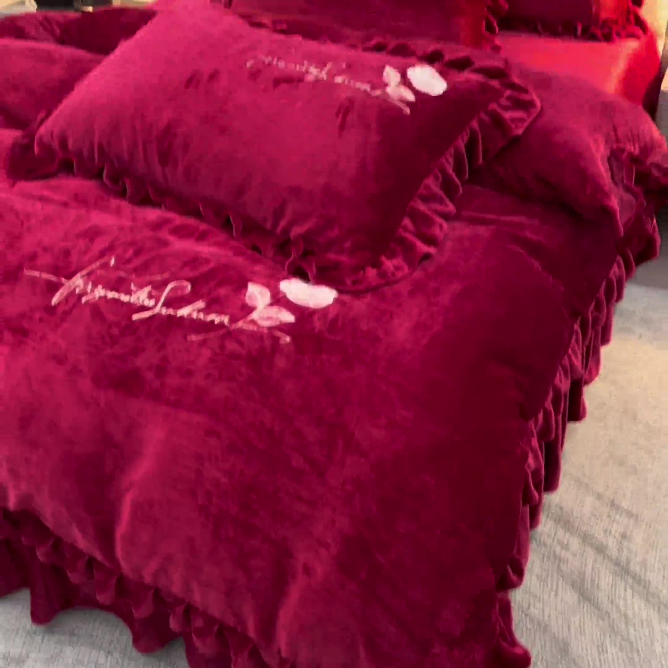 91家纺网 家纺一手货源 找家纺 绣女坊 2024新款韩版花边绣花牛奶绒四件套 酒红色