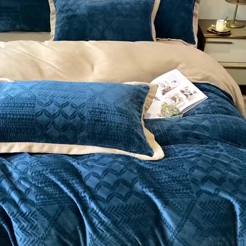 91家纺网 家纺一手货源 找家纺 绒世界 2024秋冬新款唯爱雕花A版260克牛奶绒四件套-实拍款 唯爱-宝蓝